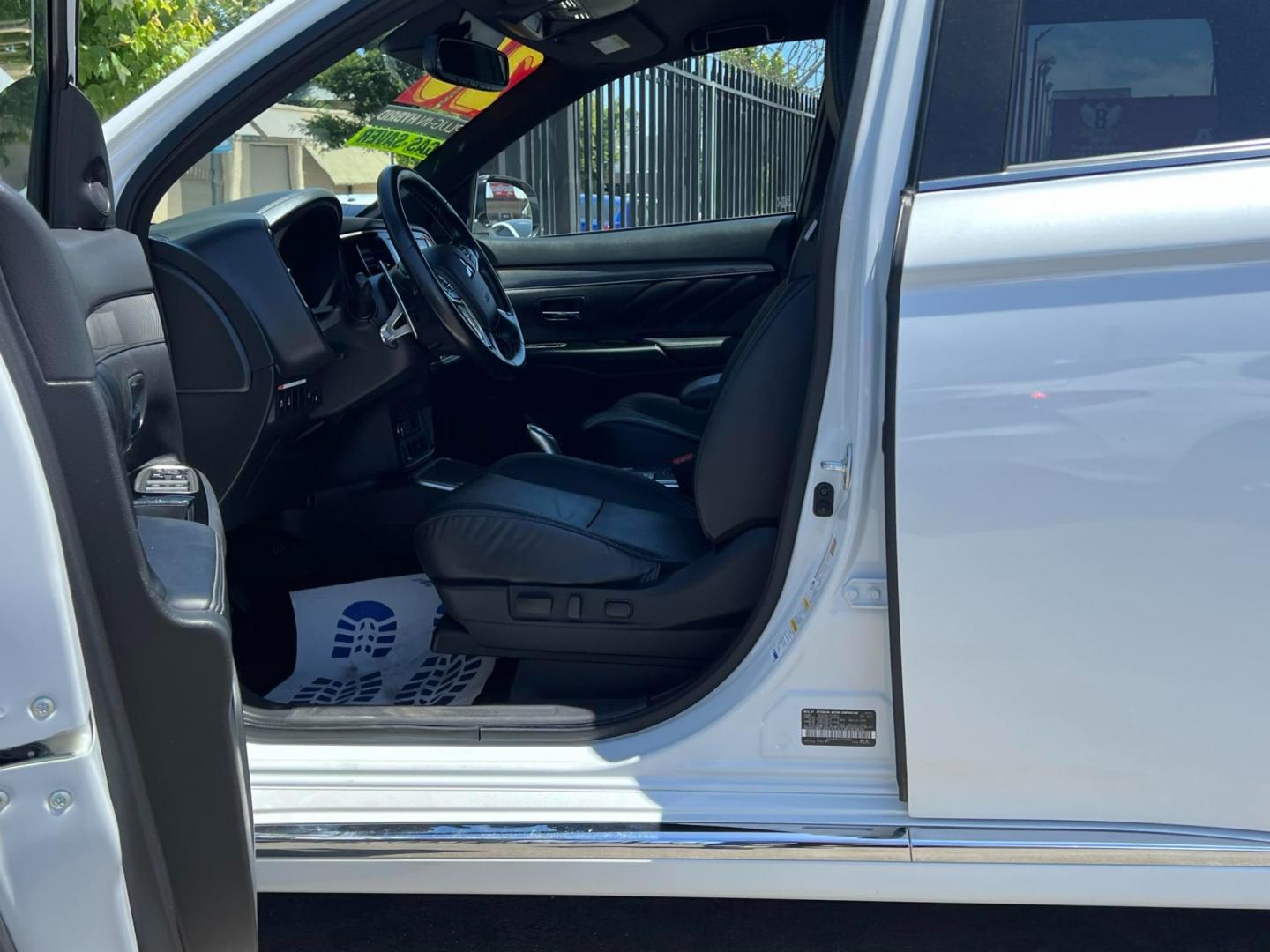 2020 WHITE /BLACK Mitsubishi Outlander PHEV (JA4J24A52LZ) , located at 744 E Miner Ave, Stockton, CA, 95202, (209) 944-5770, 37.956863, -121.282082 - Photo#4